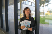 Kerstin Woldorf, HSHL-Schulkoordination, mit dem Programmheft 2022/23.