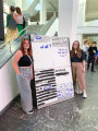 Die Studentinnen (v.l.) Jana Michael, Isabell Hammelbeck präsentieren ihr Plakat.
