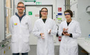 v.l. Axel Thier, Lisa Marie Strathaus und Elias Schlömp im HSHL-Labor.