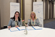 v.l. Prof. Dr.-Ing. Kira Kastell, HSHL-Präsidentin, Prof. Shirley Congdon, UoB-Vice-Chancellor.