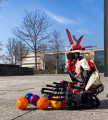 Ein kleiner Robotor mit Ostereiern auf dem Campus Hamm