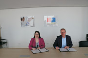 HSHL-Präsidentin Prof. Dr.-Ing. Kira Kastell und Heinfried Lichte, Schulleiter des Friedrich-Spee-Gymnasiums in Rüthen, haben auf dem Campus Lippstadt den Kooperationsvertrag unterzeichnet.