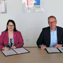 HSHL-Präsidentin Prof. Dr.-Ing. Kira Kastell und Heinfried Lichte, Schulleiter des Friedrich-Spee-Gymnasiums in Rüthen, bei der Unterzeichnung des Kooperationsvertrags.