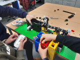 Schüler*innen bauen im Workshop "Robo Engineers" eigene Roboteranlagen mit LEGO®-Mindstorms.