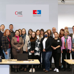 Gruppenfoto vom CHE Consult-Workshop im Senatssaal der HSHL am Campus Hamm