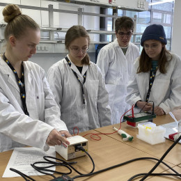 Schüler*innen arbeiten im Labor an einem Experiment
