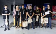 Freuten sich über den Sieg: (v.l.) Pepe Sanheim, Lehrerin Ursel Grote-Umlauf, Daniel Unruh, Nils Reuter von der HSHL, David Hupe, Jan-Louis Bluhm und Mattis Hupe. Im Hintergund: Florent Le Bourhis, Präsident der UPSTI