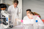 Simone Matzak vom zdi-Schüler*innenlabor am Campus Lippstadt der HSHL führt Schüler*innen in den Sommerferien in die faszinierende Welt der Naturwissenschaften ein