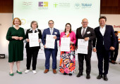 Bundesfamilienministerin Lisa Paus (l.) und Oliver Schmitz, Geschäftsführer berufundfamilie (r.) überreichten der Helmut-Schmidt-Universität / Universität der Bundeswehr Hamburg, der Hochschule Hamm-Lippstadt, vertreten durch Präsidentin Prof. Dr.-Ing. Kira Kastell, der Hochschule Zittau/Görlitz, der Technischen Universität Bergakademie Freiberg und weiten Hochschulen ihr Zertifikat