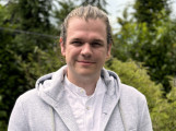 Porträt von Projektinitiator Christopher Stegmann, Medizinphysik-Experte in MVZ in Aurich