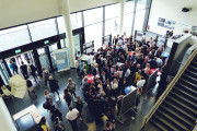 Im Foyer des Hörsaalgebäudes H1 am Campus Hamm wird zur diesjährigen NudgeNight wieder ein großes und interessiertes Publikum erwartet