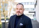 Porträt von Prof. Dr. Uwe Kleinkes, Studiengangsleiter "Technisches Management und Marketing" an der HSHL