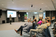 HSHL-Kanzlerin Sandra Schlösser und Prof. Dr. Uwe Kleinkes begrüßten die Gäste zum Digital Marketing Day 2024 im Innovationszentrum Hamm