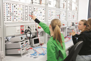 Beim Girls' Day 2025 erhalten interessierte Schülerinnen ab der 8. Klasse einen Einblick  in die Arbeit an einer Hochschule für Angewandte Wissenschaften