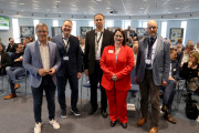 Hamms Oberbürgermeister Marc Herter (l.) wurde von HSHL-Präsidentin Prof. Dr.-Ing. Kira Kastell (2.v.r.), Prof. Dr.-Ing. Olaf Goebel (r.), Prof. Dr. Jens Thorn (M.) und Prof. Dr.-Ing. Torsten Cziesla (2.v.l.) zur Veranstaltung begrüßt
