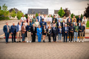 Gruppenbild der HSHL-Stipendiatinnen und Stipendiaten mit ihren Stifterinnen und Stiftern am Campus Lippstadt.