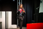 Bhavesh, internationaler Student des Studiengangs "Electronic Engineering" hielt eine Rede stellvertretend für alle Absolvent*innen