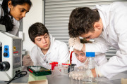 Das Sommerferienprogramm des zdi-Schüler*innenlabors der HSHL bietet interessierten Nachwuchswissenschaftler*innen spannende Einblicke in den MINT-Bereich