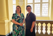 v.l. HSHL-Präsidentin Prof. Dr.-Ing. Kira Kastell, Dr. Britta Obszerninks,  Dezernentin für Bildung, Familie, Jugend und Soziales der Stadt Hamm