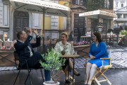 (v.l.) Projektleiter Prof. Stefan Albertz erklärt Ministerin Ina Brandes und HSHL-Präsidentin Prof. Dr.-Ing. Kira Kastell die Technik des Visual Effect Labs vor eine Szene in Rom.