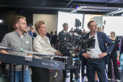 Ministerin Ina Brandes probiert die Kamera des VFX Labs aus, gemeinsam mit dem wissenschaftlichen Mitarbeiter Christopher Beck (l.) und Projektleiter Prof. Stefan Albertz.