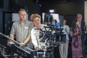 Ministerin Ina Brandes probiert die Kamera des VFX Labs aus, gemeinsam mit dem wissenschaftlichen Mitarbeiter Christopher Beck (l.).