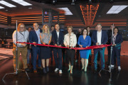 v.l. Prof. Dr. Tim Schattkowsky, Prof. Dr.-Ing. Sebastian Verhoeven (beide HSHL), Sandra Schlösser (HSHL-Kanzlerin), Prof. Stefan Albertz (HSHL, Projektleiter), Ministerin Ina Brandes, Prof. Dr.-Ing. Kira Kastell (HSHL-Präsidentin), Jörg Blöming (MdL)