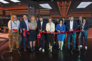 v.l. Prof. Dr. Tim Schattkowsky, Prof. Dr.-Ing. Sebastian Verhoeven (beide HSHL), Sandra Schlösser (HSHL-Kanzlerin), Prof. Stefan Albertz (HSHL, Projektleiter), Ministerin Ina Brandes, Prof. Dr.-Ing. Kira Kastell (HSHL-Präsidentin), Jörg Blöming (MdL)