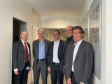 Sebastian Rehr (Mitte) gemeinsam mit seinen Betreuern Prof. Dr.-Ing. Uwe Neumann (2.v. l.) und Prof. Dr.-Ing. Ch. Rehtanz (TU Dortmund, 2.v.r.) sowie Prof. Dr.-Ing. P. Krummrich (TU Dortmund, l.) und Prof. Dr.-Ing. T. Bertram (TU Dortmund, r.)