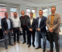 Justus Blaschke (Mi.) nach seiner erfolgreichen Promotion mit seinen Betreuern Prof. Dr. Marco Pleßner (2.v.r.) und Prof. Dr. Björn Frank (3.v.l.).