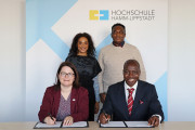 Unterzeichnung der Kooperationsvereinbarung: (vorne:) HSHL-Präsidentin Prof...