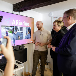 Gruppe Personen vor einem Bildschirm