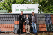 Prof. Dr.-Ing. Kira Kastell mit Ulrich Ehrhardt (re.) und Jonah Malavasi...