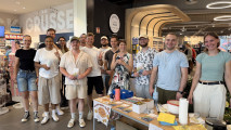 Prof. Dr. Judith Pütter (M.) mit den HSHL-Studierenden beim Waffelnbacken...