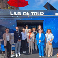 Das Team des Lab-on-Tour mit HSHL-Vizepräsident Prof. Dr.-Ing. Klaus Pantke...