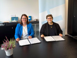 HSHL-Präsidentin Prof. Dr.-Ing. Kira Kastell (l.) und Gründerin Dilara...