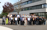 Gruppenbild der Vertreter*innen von fünf Hochschulen aus Deutschland, Japan...