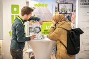 An den Infoständen der Firmen erhalten Interessierte viele Informationen.
