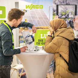 Infogespräch am Stand