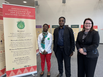 Gruppenbild Ausstellung im H1 mit (v.l.) Julienne Kenmoe, Projektkoordinatorin von Yes Afrika e.V., Dr. Medard Kabanda, Referent der Uni Osnabrück, und HSHL-Präsidentin Prof. Dr.-Ing. Kira Kastell