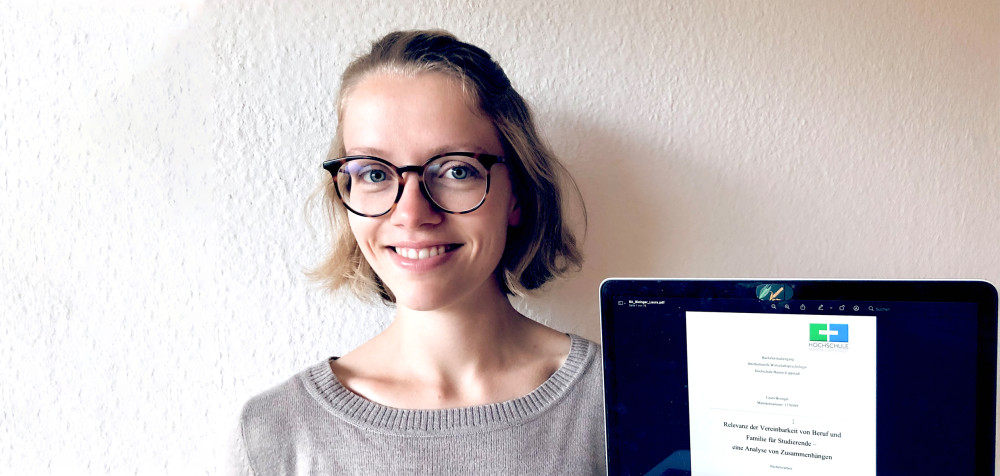 Laura Bisinger zeigt ihre Bachelorarbeit auf dem Laptop
