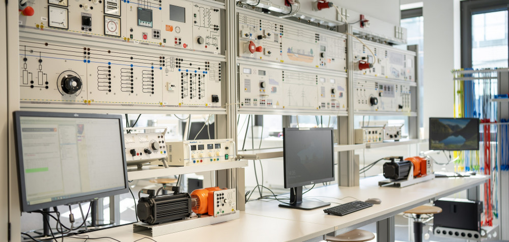 Laboraufbau Synchronisierung und Synchrongenerator mit Netz