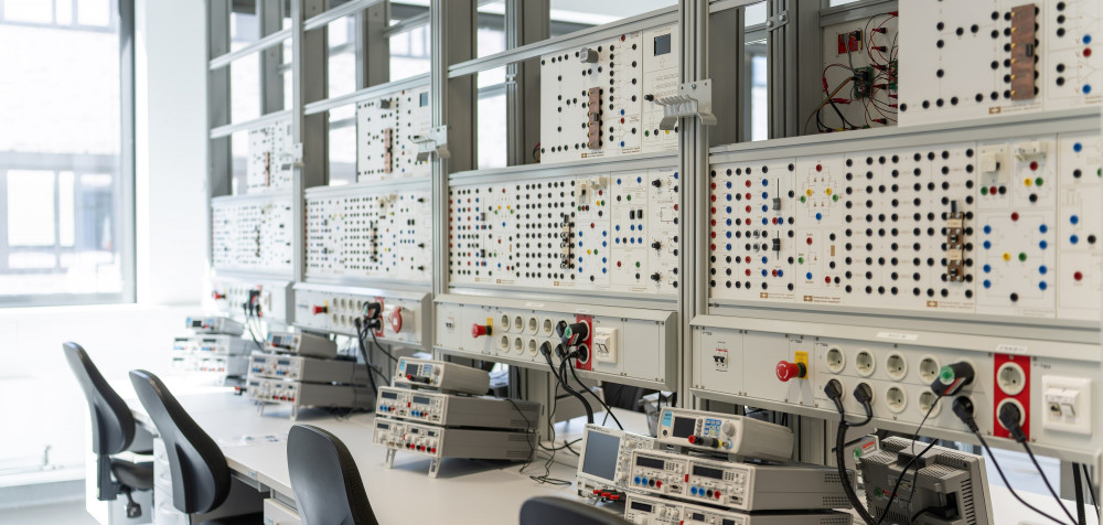 Im Elektrotechniklabor gibt es 24 identische Einzelarbeitsplätze