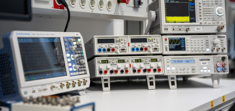 Messplatz mit Funktionsgeneratoren Oszilloskop und Spectrum Analyzer
