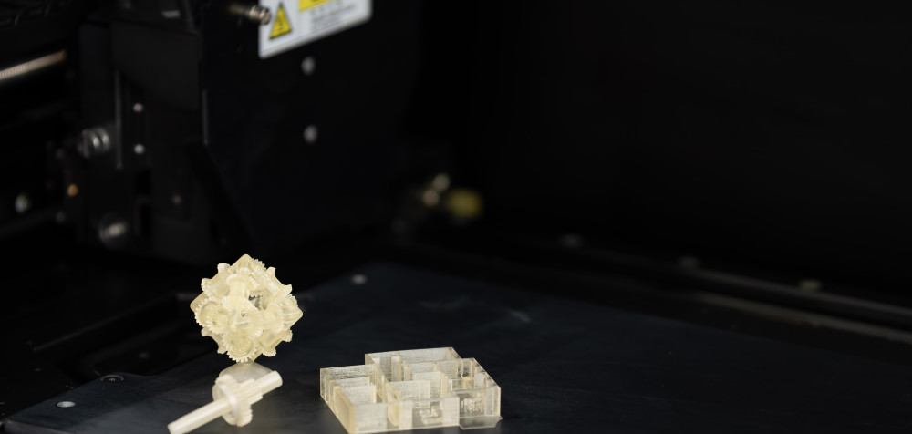 Polymerjet 3D Drucker Keyence Agilista 3200W mit Druckbeispielen