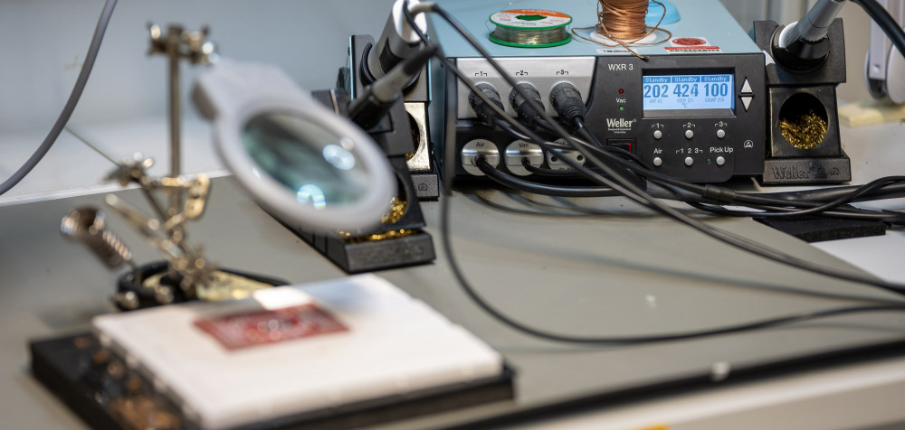 Studentischer Loet Entloet und Heissluftloetarbeitsplatz
