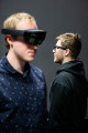 Mann mit VR-Brille