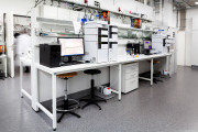 Hochleistungsflüssigchromatograph Nexera mit Fluoreszenzdetektor (HPLC-FLD) von Shimadzu; Hochleistungsflüssigchromatograph Prominence mit Diodenarraydetektor (HPLC-DAD) von Shimadzu