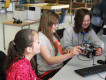 Schülerinnen bauen Lego-Roboter beim Girls' Day 2014