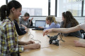 Am Girls' Day 2015 experimentieren die Teilnehmerinnen mit Lego Mind Storm Robotern.